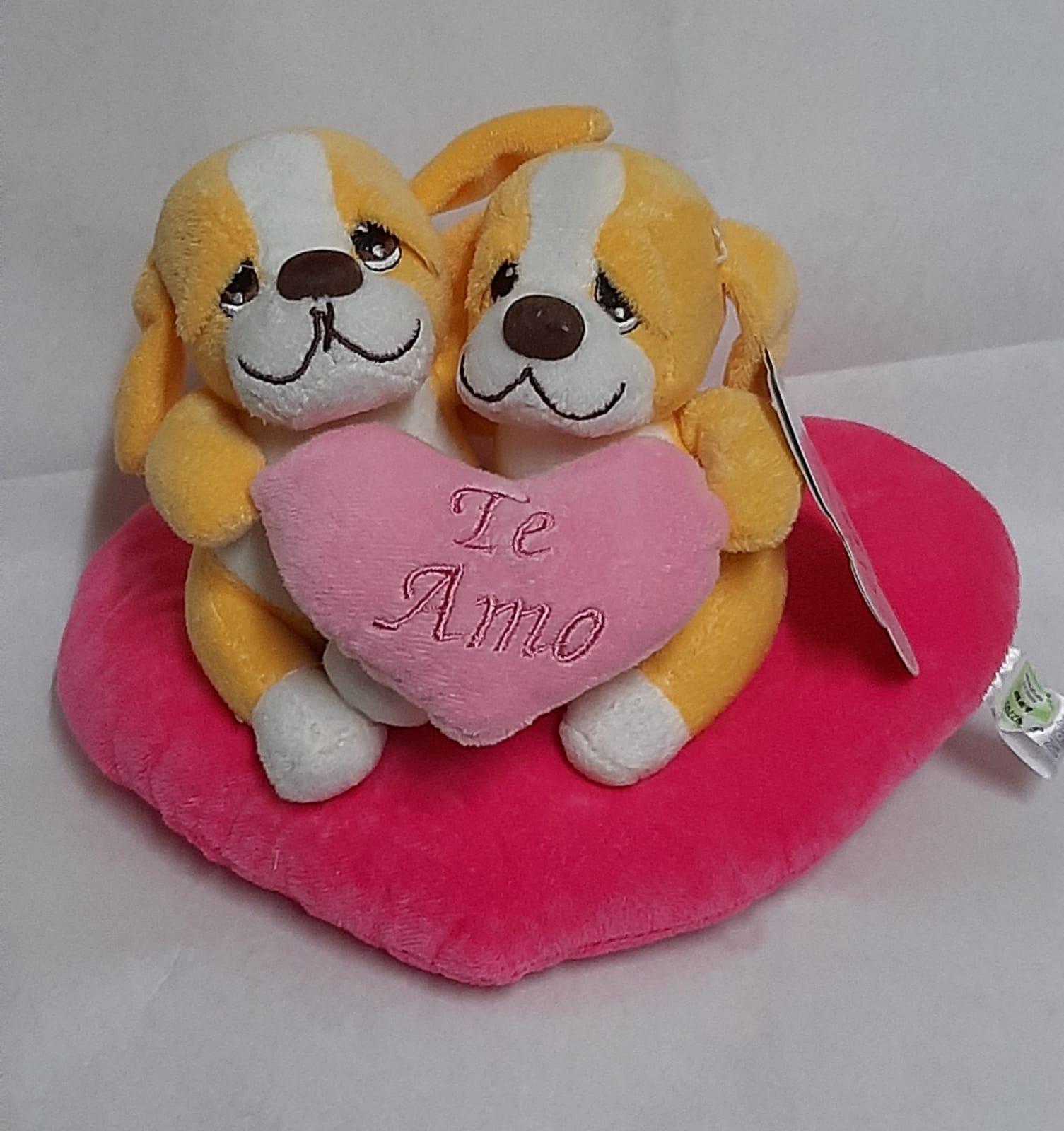PAREJA DE ANIMALITOS SENTADOS EN CORAZON DE PELUCHE CON SONIDO
